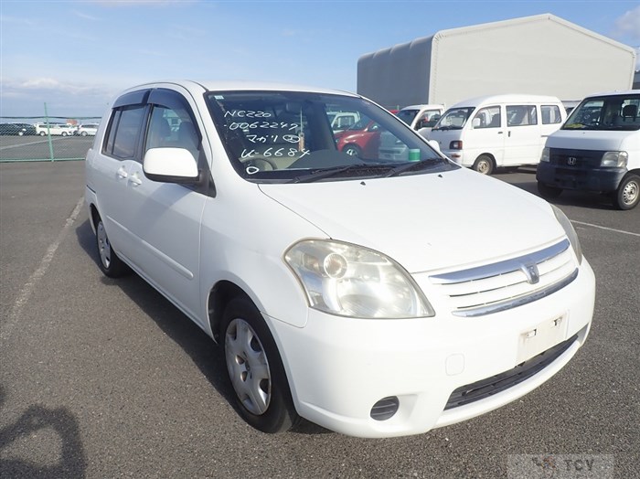 2004 Toyota Raum